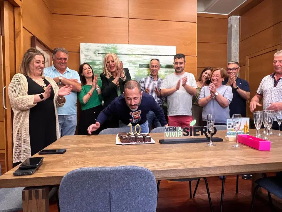 &Aacute;ngel Garc&iacute;a celebra,rodeado de su equipo,una d&eacute;cada de trabajo en Siero