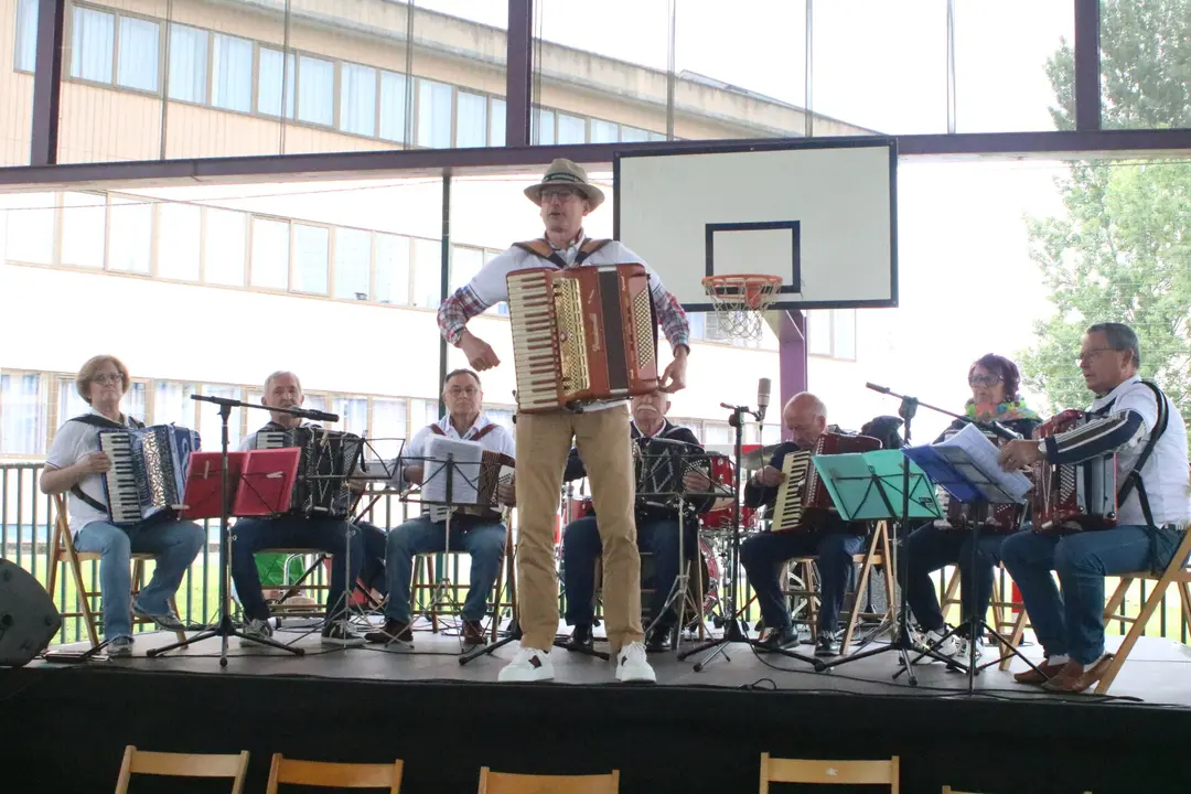 Un momento de la actuaci&oacute;n del Grupo de acordeones de Lal&iacute;n