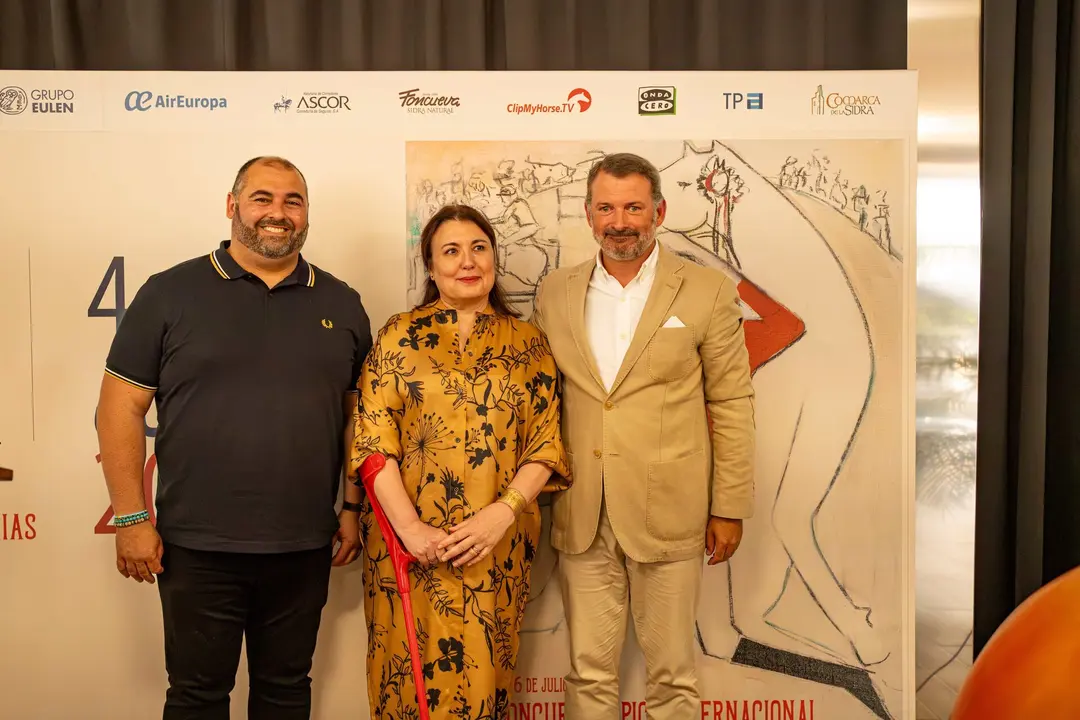 A la izda, SA&uacute;l Basti&aacute;n, alcalde de Sariego; Cruz