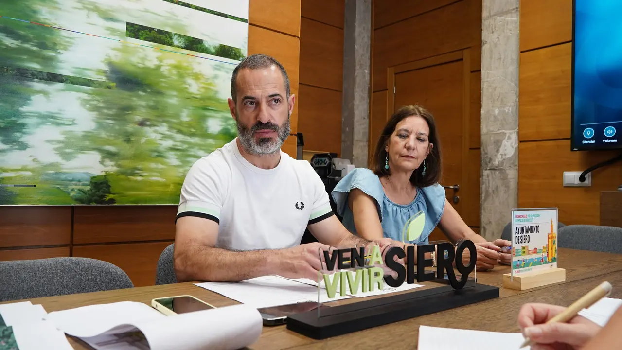 El alcalde de Siero junto a la concejala, Patricia Antu&ntilde;a