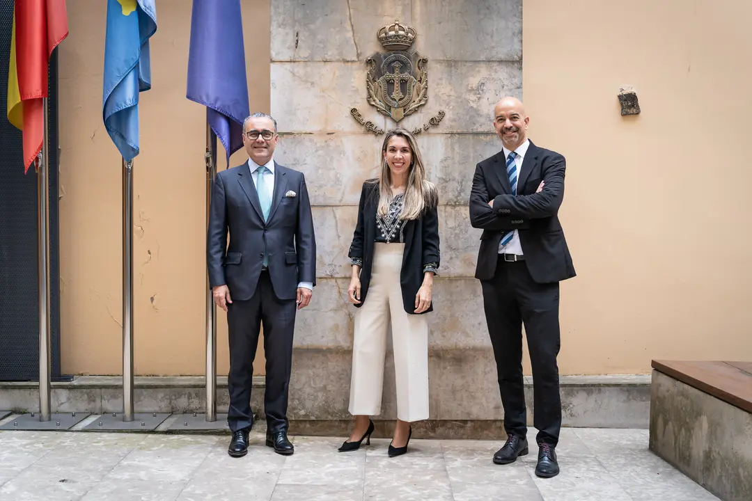 A la izda, Antonio Gonz&aacute;lez-Busto, presidente del colegio de abogados; Raquel Bernaldo de Quir&oacute;s, responsable aut&oacute;nomos y profesionales y Mariano Esp&iacute;n. director comercial.