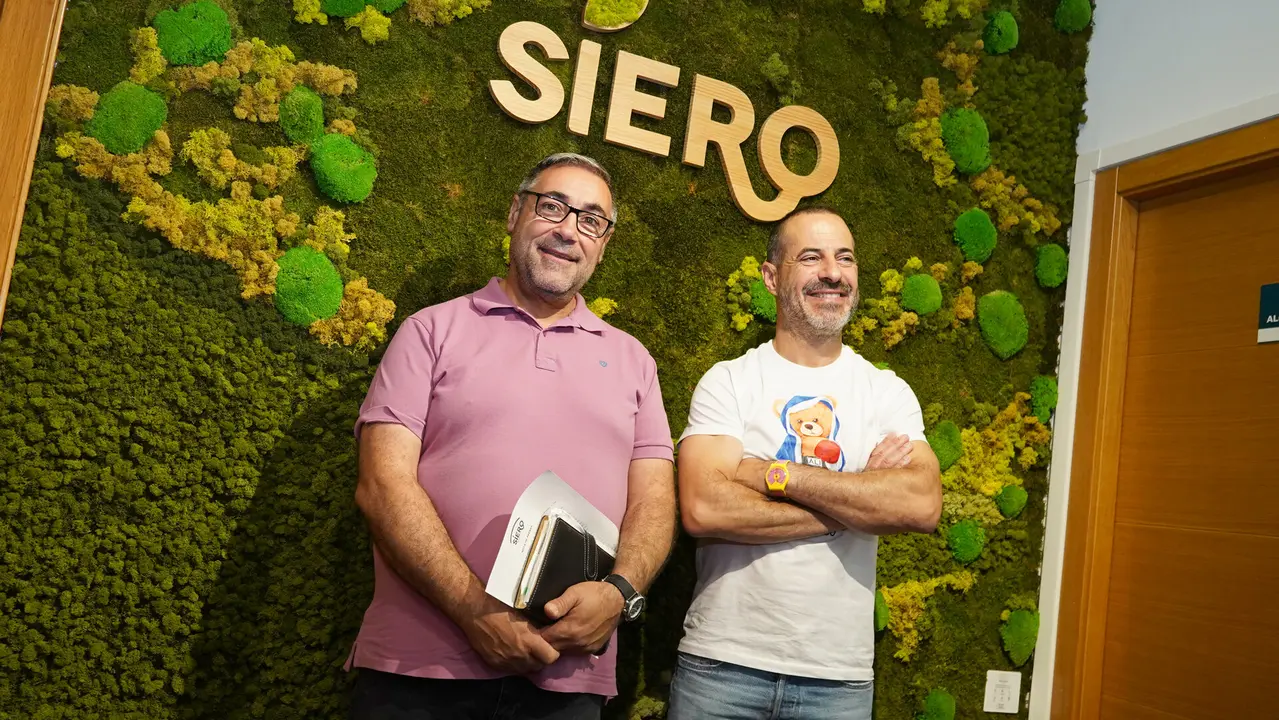 A la izda, Pergentino Mart&iacute;nez junto al alcalde de Siero, &Aacute;ngel garc&iacute;a