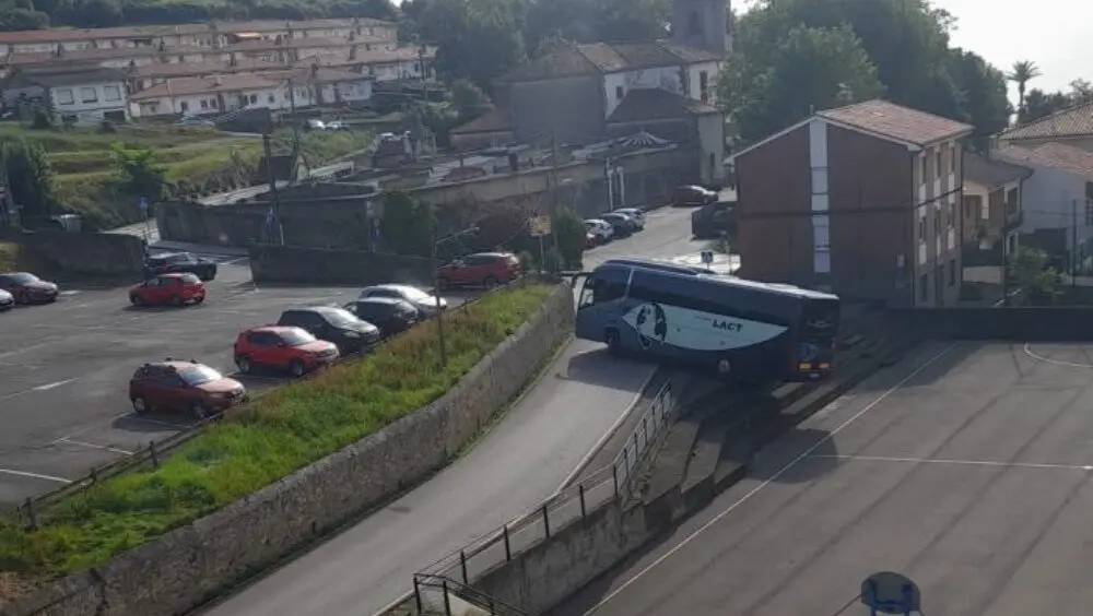 autobus-maniobra-polideportivo-lastres