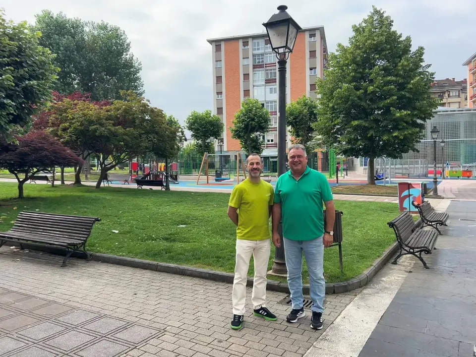 &Aacute;ngel garc&iacute;a, a la izda, junto al concejal Alejandro Villa en el parque Alfonso X, en Pola