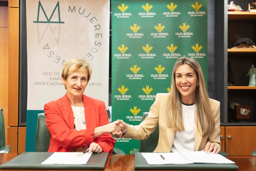 A la izda, Elvira Rodr&iacute;guez, presidenta de Empresa Mujer, junto a Raquel Bernaldo de Quir&oacute;s, responsable de profesionales y aut&oacute;nomos
