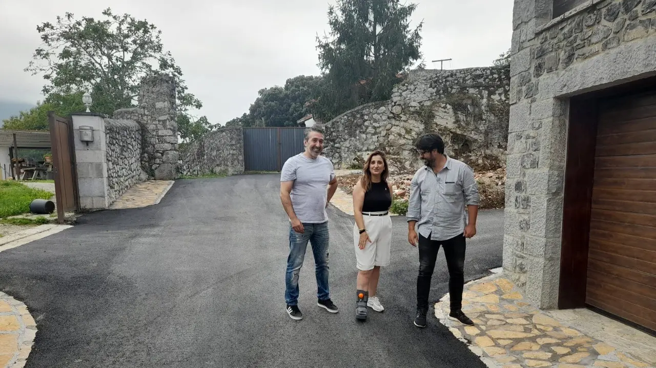 A la izda, los concejales Jos&eacute; Ram&oacute;n Amor y M&oacute;nica Remis junto al alcalde, Enrique Riestra