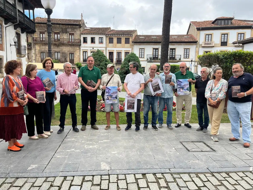 El alcalde de Villaviciosa &ndash;quinto por la izda&ndash; junto a los miembros del Grupo de Acuarelistas Nieblastur