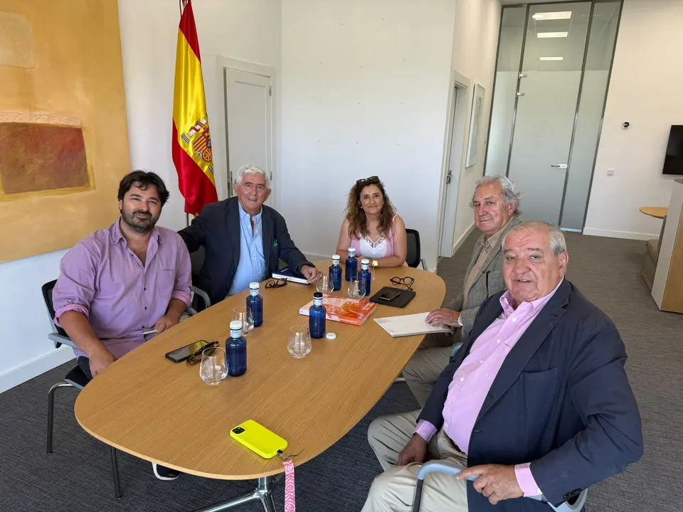 A la izda, el alcalde de Llanes, Enrique Riestra, y la concejala de Deportes, M&oacute;nica Remis, junto a Juan Guerrero-Burgos, presidente de la RFEG, Gonzaga Escauriaza Barreiro, presidente de honor, Alfredo &Aacute;lvarez P&eacute;rez y Borja Del Campo, presidente y gerente, respectivamente, de la Federaci&oacute;n de Golf del Principado de Asturias