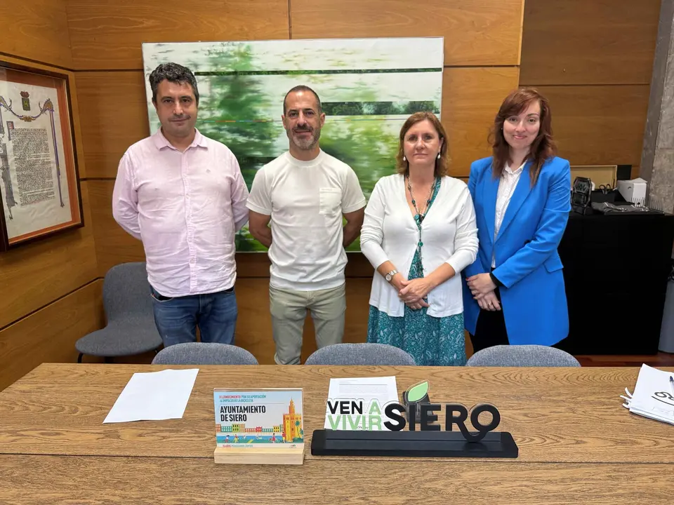 los ediles junto a Amelia Areces, responsable del Servicio de Promoci&oacute;n Econ&oacute;mica y Desarrollo Local del Ayuntamiento de Siero, y Carmen P&eacute;rez, t&eacute;cnica municipal de Urbanismo