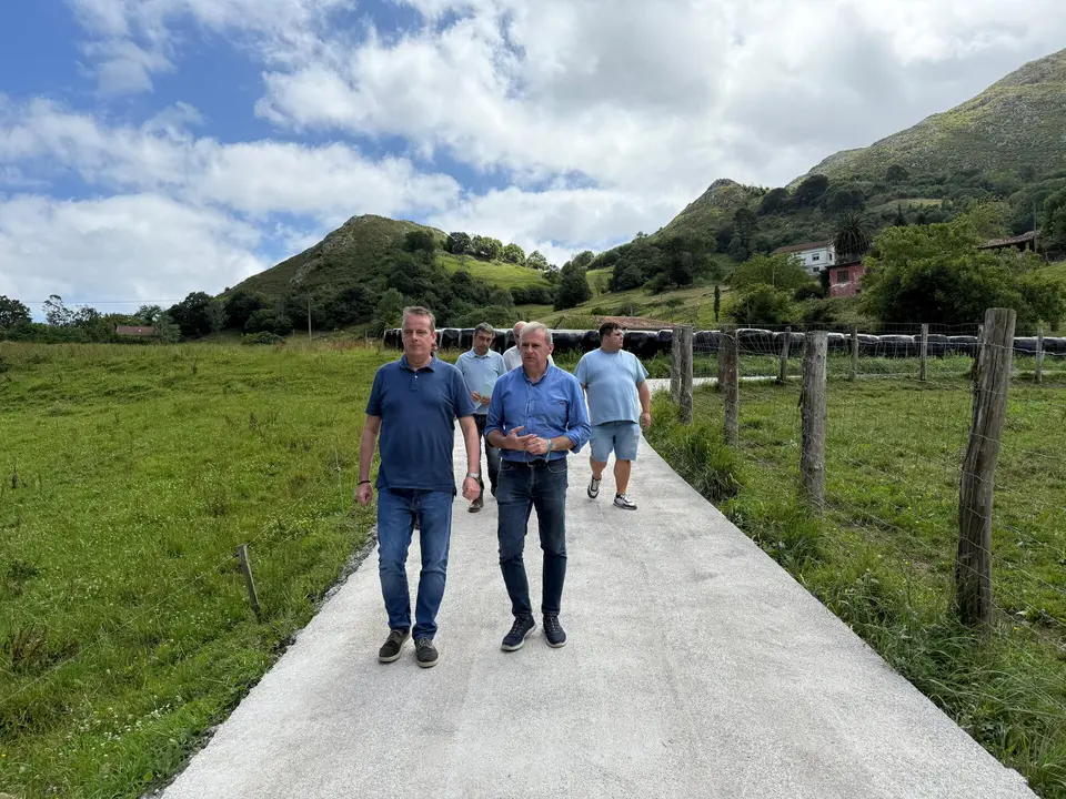 El consejero Marcelino Marcos, a la izda, junto al alcalde de Parres, Emilio Longo