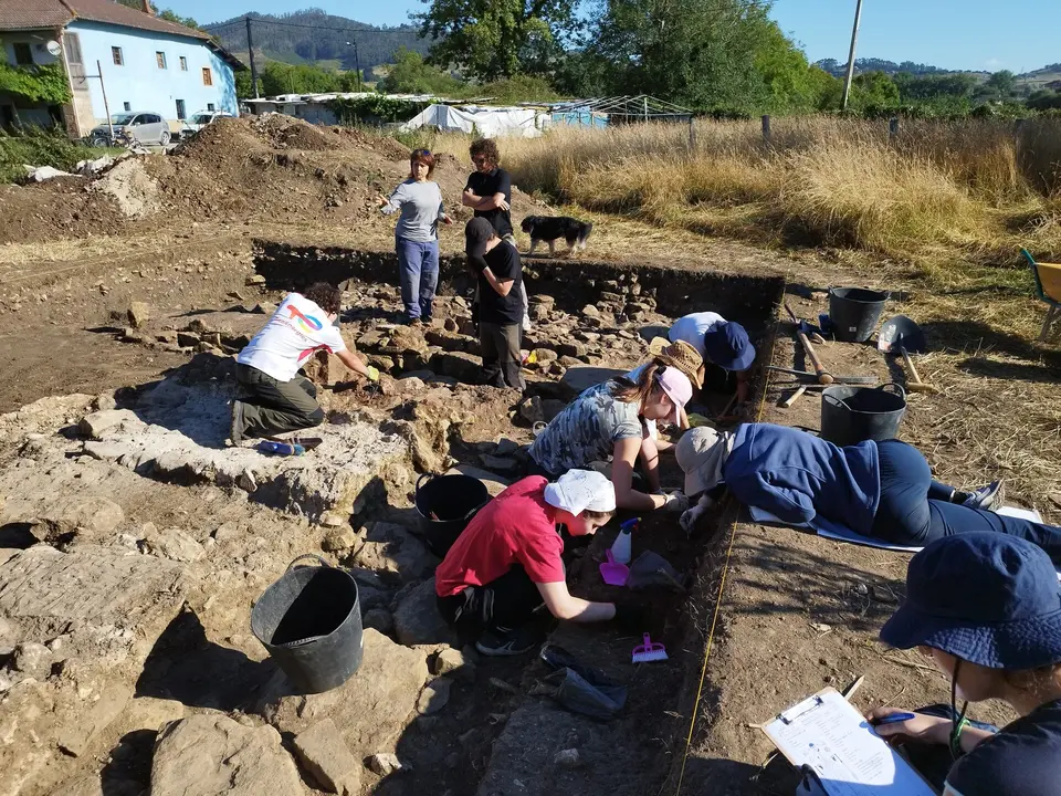 Arque&oacute;logos trabajando en el yacimiento de Lugo de Llanera