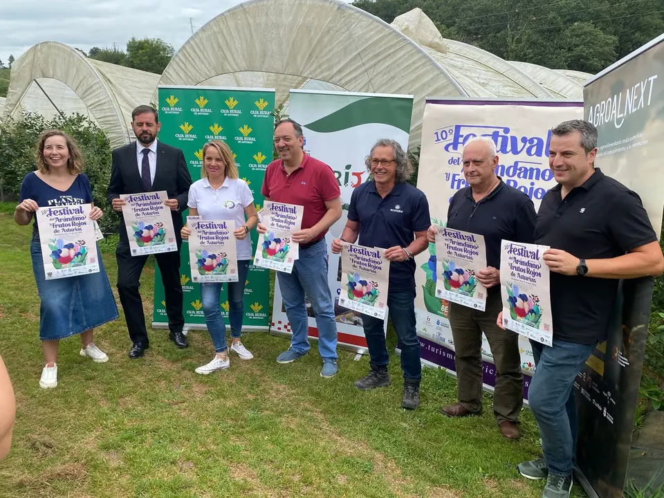 A la dcha, Guillermo Garc&iacute;a Gonz&aacute;lez de Lena (Serida), Samuel Vallina (La Cooperativa de Gij&oacute;n); Larry Jos&eacute; Lara Matute (Econatur); Alejandro Vega Riego (Alcalde); Jessica Garcia (gerente Finca El Llano); Jose Ram&oacute;n Alonso de la Lama (Caja Rural), Roc&iacute;o Vega (concejala Desarrollo Local, Ayto. Villaviciosa)