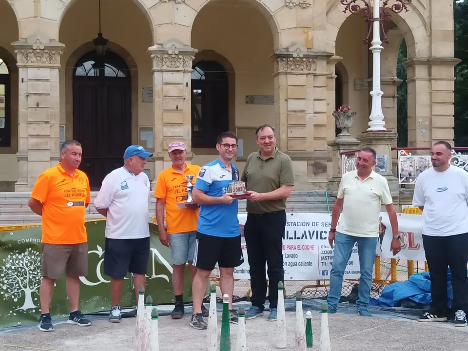 El alcalde de Villaviciosa, Alejandro Vega, durante la ceremonia de entrega de premios