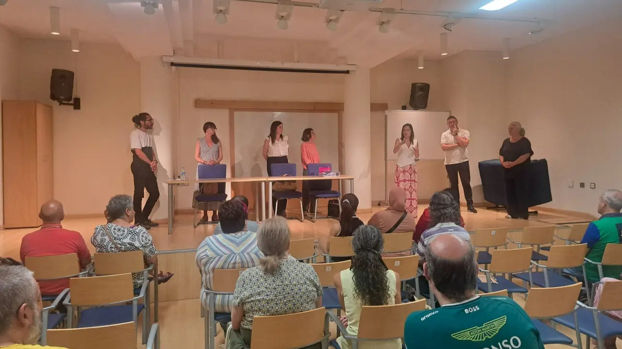 A la decha, Eva Mar&iacute;a P&eacute;rez Fern&aacute;ndez Teniente de Alcalde, Marcos Garc&iacute;a ADL, M&oacute;nica Iglesias ADL, Paula D&iacute;az Docente CP Turismo, Seila Miguel Directora, Aranzazu Iglesias Docente CP Dise&ntilde;o gr&aacute;fico y Diego Pastor Docente CP Instalaciones deportivas