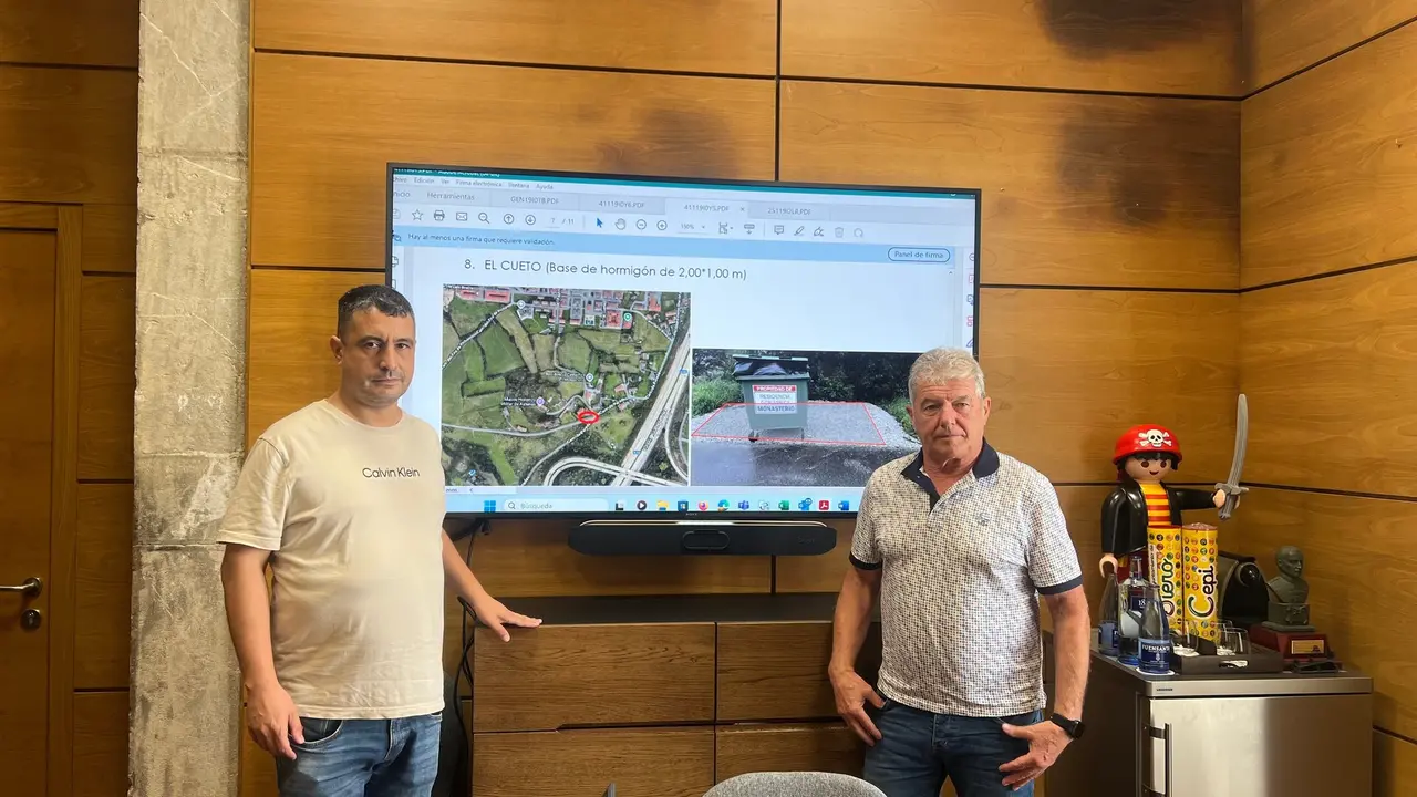 A la izda, Javier Rodr&iacute;guez, y el concejal de Hacienda, , Raimundo D&iacute;az