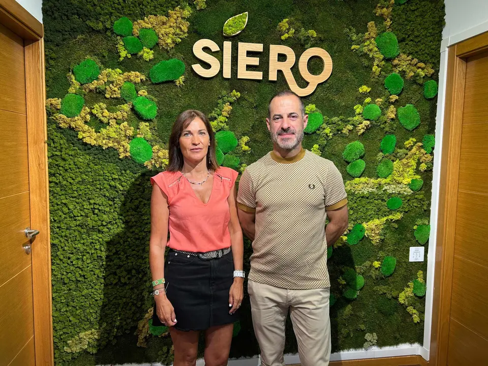 La concejala Mar&iacute;a Jos&eacute; Fern&aacute;ndez junto al alcalde de Siero