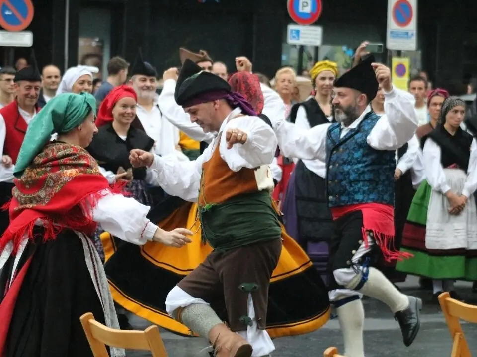 Con el preg&oacute;n a cargo del grupo folcl&oacute;rico El Ventol&iacute;n dio comienzo el Carm&iacute;n de La Pola