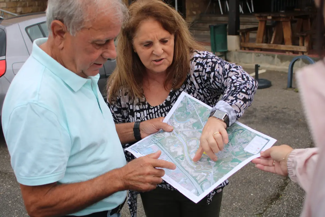C&eacute;sar Sol&iacute;s y Mar&iacute;a Jes&uacute;s Fanjul revisan un plano, con el proyecto primitivo de la obra