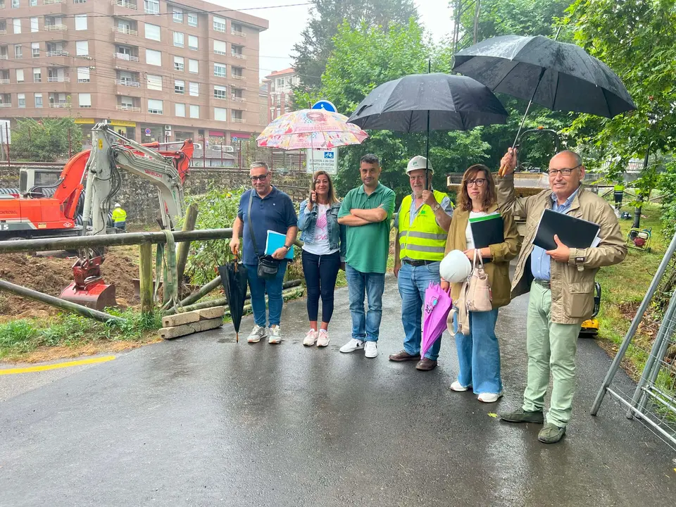 A la izda, el concejal de Abastecimiento de Agua, , Pergentino Mart&iacute;nez; la edil de Izquierda Unida, Teresa &Aacute;lvarez, el primer teniente alcalde, Isabel Fern&aacute;ndez y Manuel Fern&aacute;ndez, de la empresa adjudicataria, y el ingeniero municipal, Juan Carlos &Aacute;lvarez