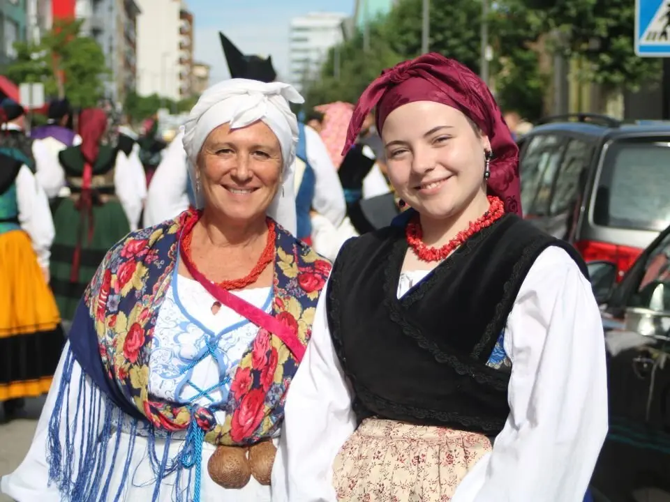 El Desfile folcl&oacute;rico llen&oacute; las calles de Pola de Siero de color
