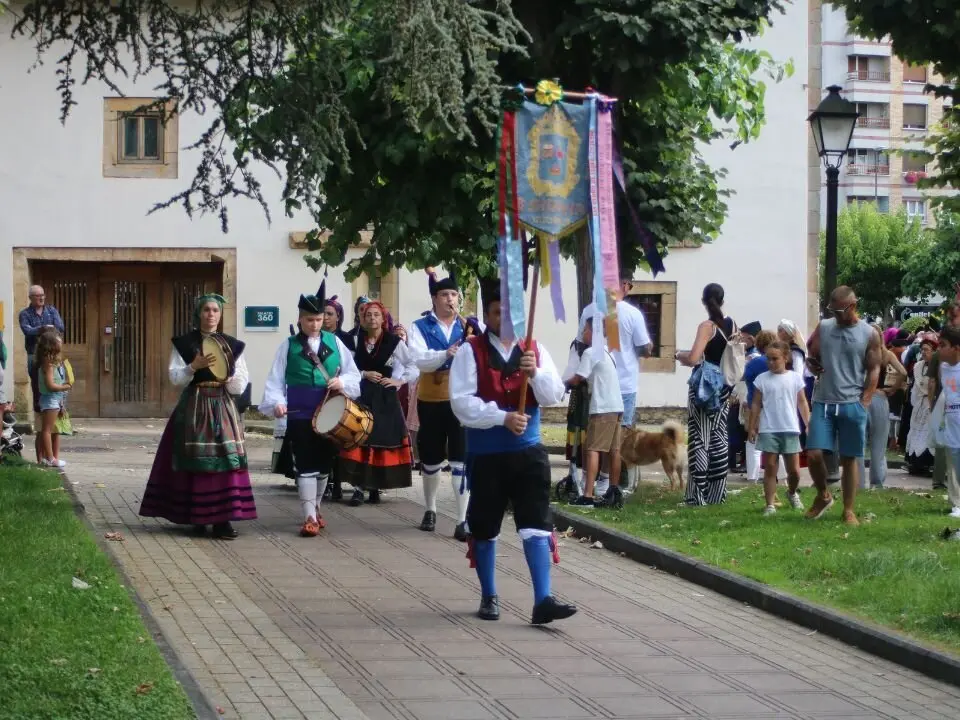 Desfile-folclórico-El-Carmín