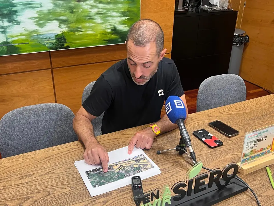 &Aacute;ngel Garc&iacute;a, plano en mano, explicando la situaci&oacute;n creada por el desdoblamiento de la AS-17