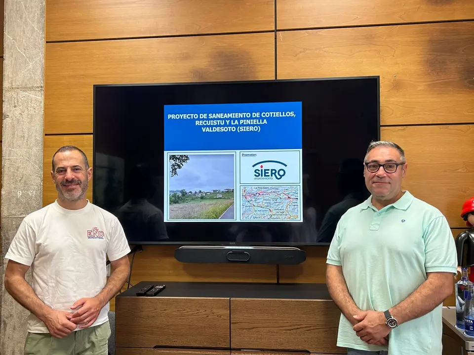 A la izda, el alcalde de Siero junto al concejal de Saneamiento, Pergentino Mart&iacute;nez