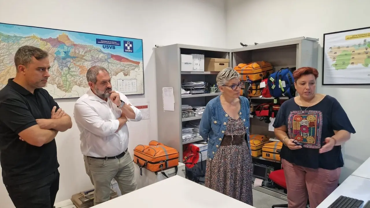A la izda, el director general de Cooperaci&oacute;n Local y Seguridad, Jorge Olmo Ron; el gerente del SEPA, Jes&uacute;s Pallar&eacute;s; la consejera de Salud, Concepci&oacute;n Saavedra y la jefa de la Unidad de Coordinaci&oacute;n del Programa Marco de Atenci&oacute;n a las Urgencias y Emergencias Sanitarias del SAMU Asturias, Raquel Rodr&iacute;guez Merlo.