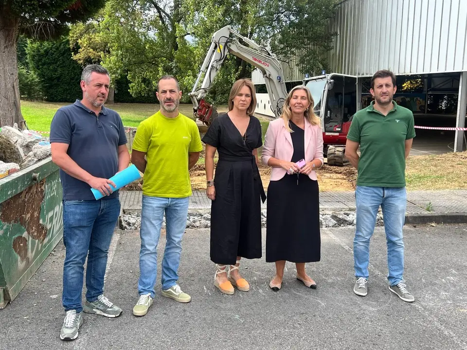 Los ediles, junto a Daniel Navarro y Juan Freije, t&eacute;cnicos municipales, y Alejandra Cuadriello, portavoz municipal de la Plataforma Vecinal de La Fresneda