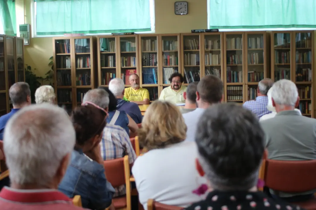 A la izda, Fructuoso Pontigo y Lu&iacute;s &Aacute;lvarez durante el transcurso de la reuni&oacute;n informativa