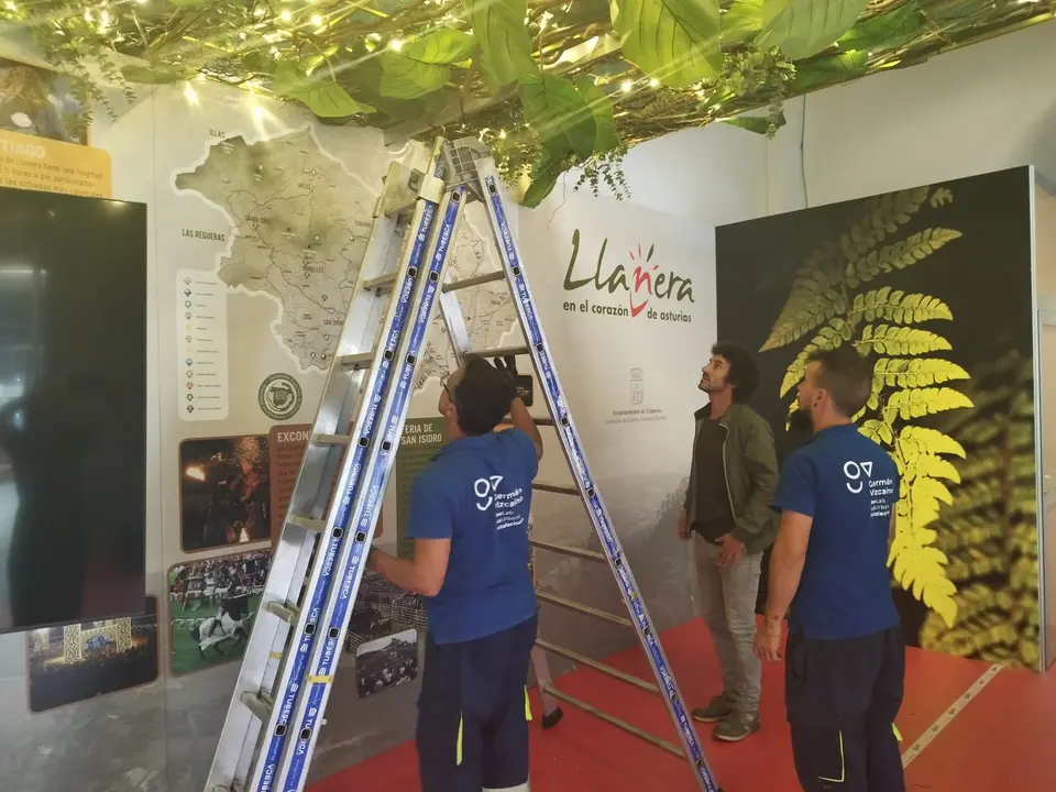 El concejal de cultura, Iv&aacute;n P&eacute;rez, supervisando el montaje del stand de Llanera en la Feria de Muestras de Gij&oacute;n