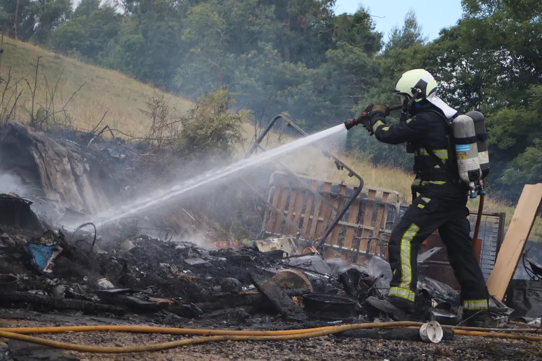 Los bomberos del parque de La Morgal controlaron inmediatamente el fuego