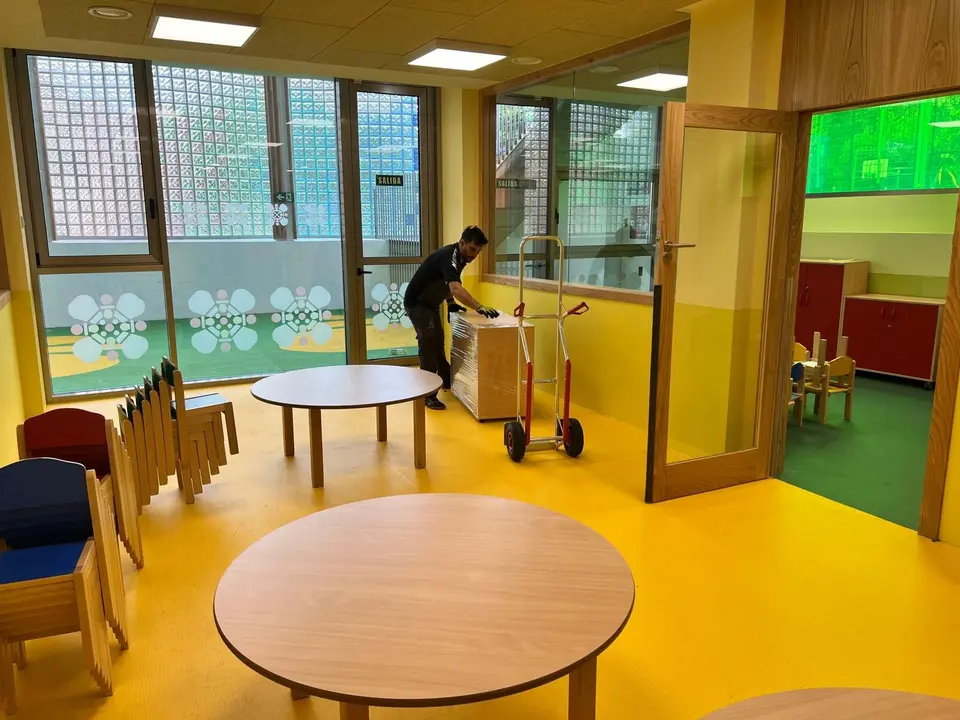 Un operario colocando el nuevo mobiliario en Los Polesinos