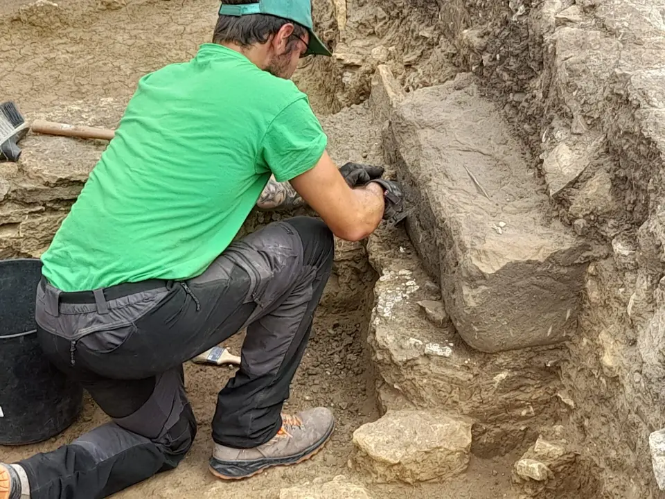 Uno de los arque&oacute;logos trabajando en la habitaci&oacute;n encontrada en Lucus Asturum