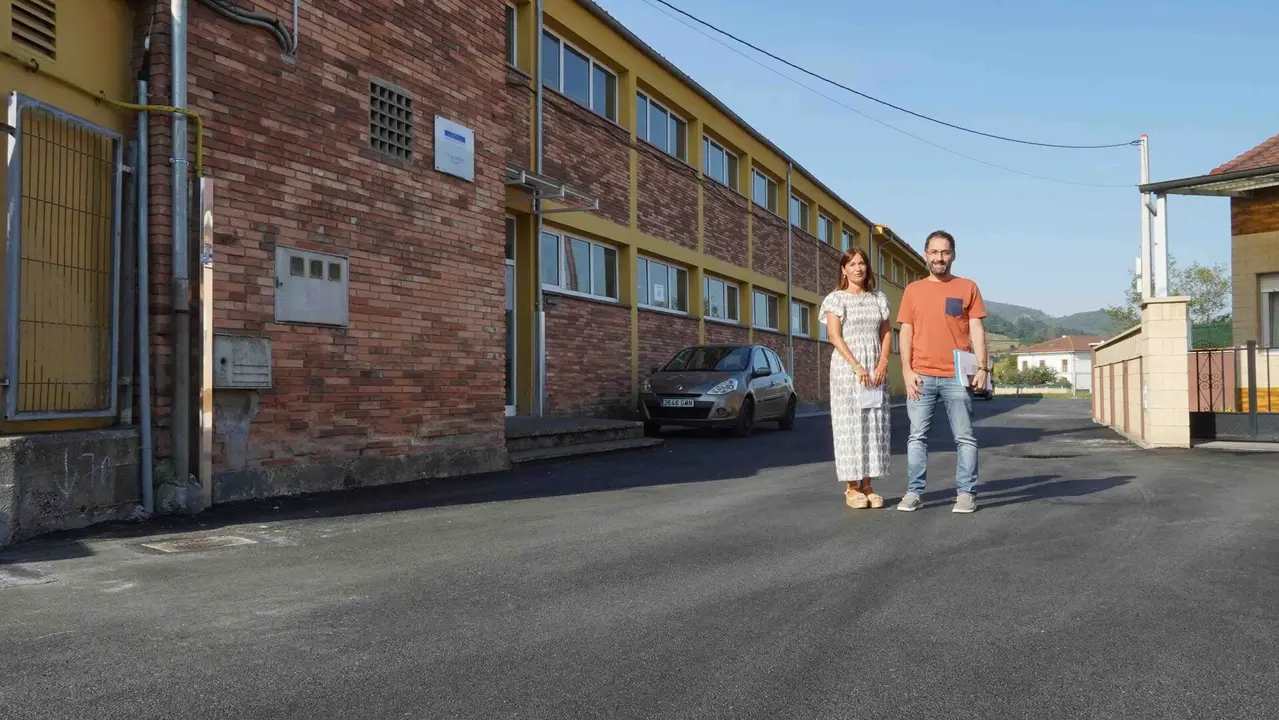 La concejala, Mar&iacute;a Jos&eacute; Fern&aacute;ndez junto a David Llanos, t&eacute;cnico municipal