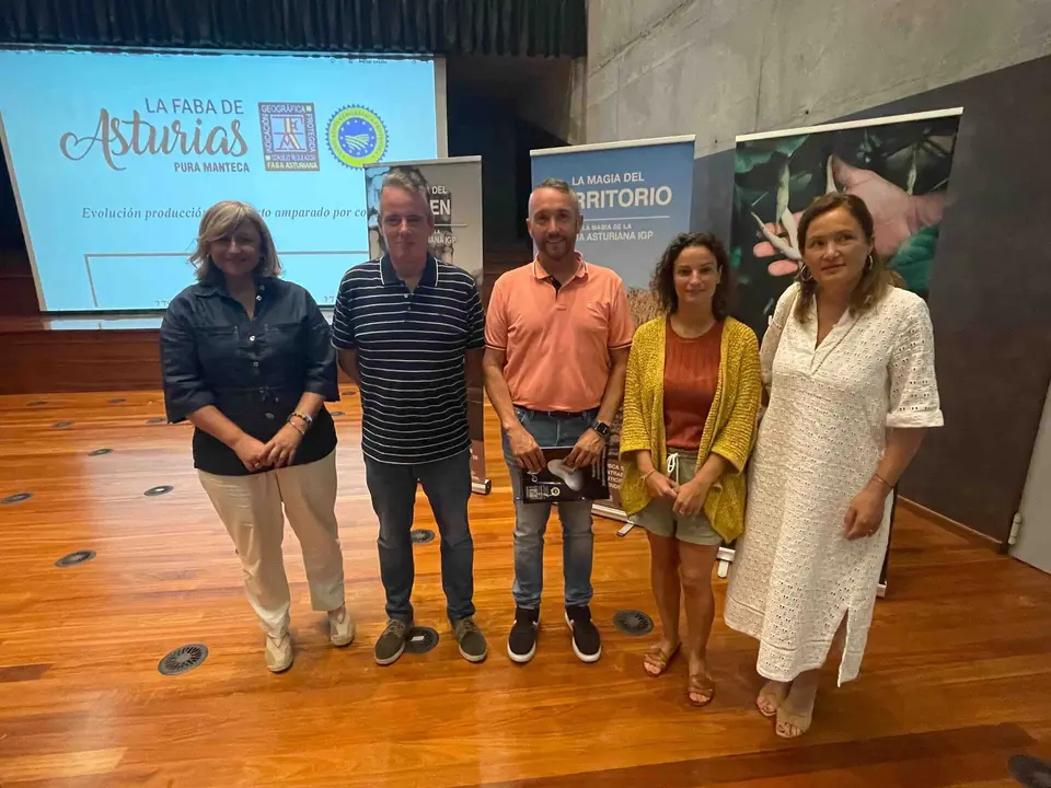 A la izda,la directora general de Ganader&iacute;a y Sanidad Agraria, Roc&iacute;o Huerta: el consejero de Medio Rural y Pol&iacute;tica Agraria, Marcelino Marcos; el presidente de la IGP Faba Asturiana, Sergio Su&aacute;rez; la concejala del Ayuntamiento de Vald&eacute;s, Andrea Magdaleno y la directora general de Agricultura, Agroindustria y Desarrollo Rural, Bego&ntilde;a L&oacute;pez.