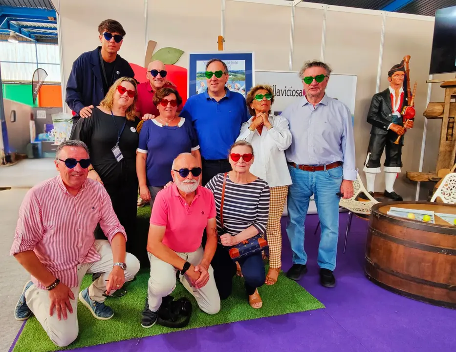 Con las gafas de colores de les fiestes del portal