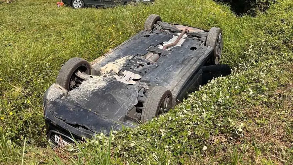 coche-volcado-barru-llanes