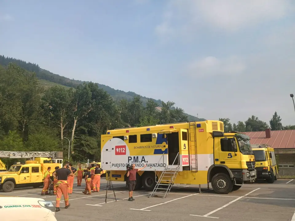 Dotaciones de bomberos en el Puesto de Mando Avanzado establecido en el recinto ferial de la Imera, en Cangas del Narcea,