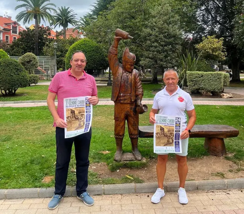 Alejandro Vega y Javier Antu&ntilde;a posan con el cartel