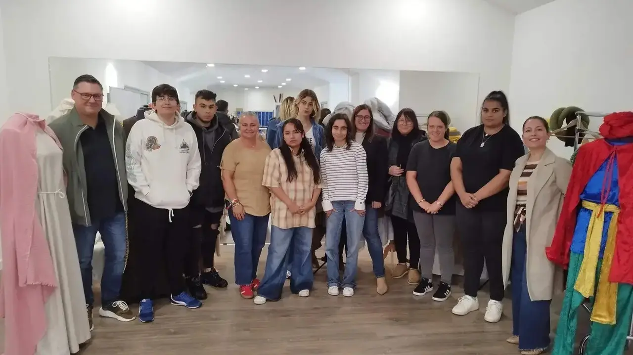 Eva Mar&iacute;a P&eacute;rez, cuarta por la izda, ser&aacute; candidata a la alcald&iacute;a de Llanera por el PSOE