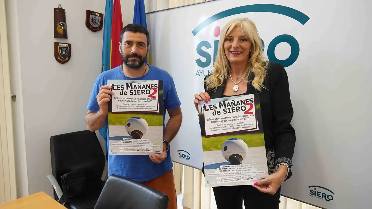 Antonio D&iacute;az, de la Oficina de Informaci&oacute;n Juvenil del Ayuntamiento de Siero, junto a Aurora Cienfuegos