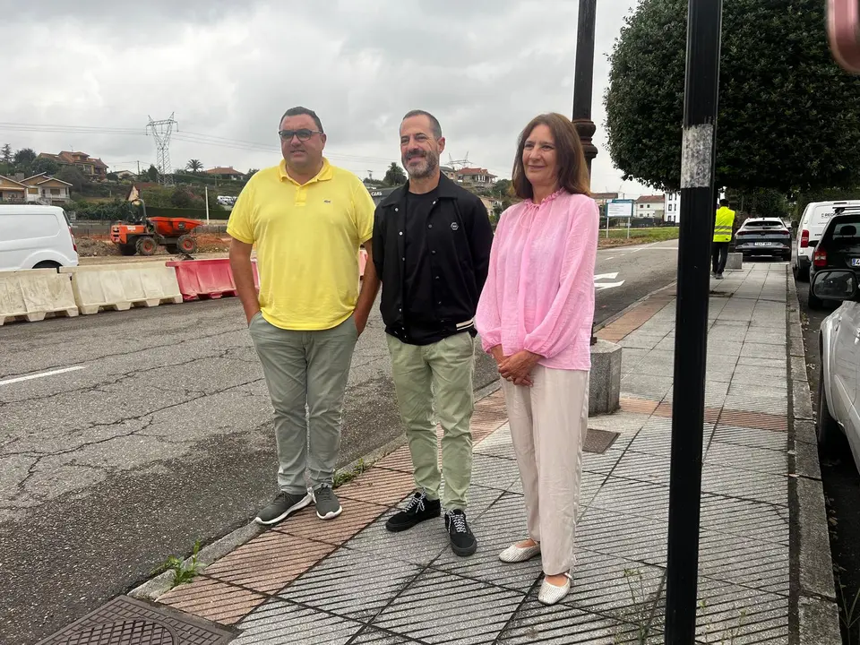 A la izda, Leopoldo Iglesias, de la empresa adjudicataria, junto al alcalde  y la concejala de movilidad, Patricia Antu&ntilde;a.