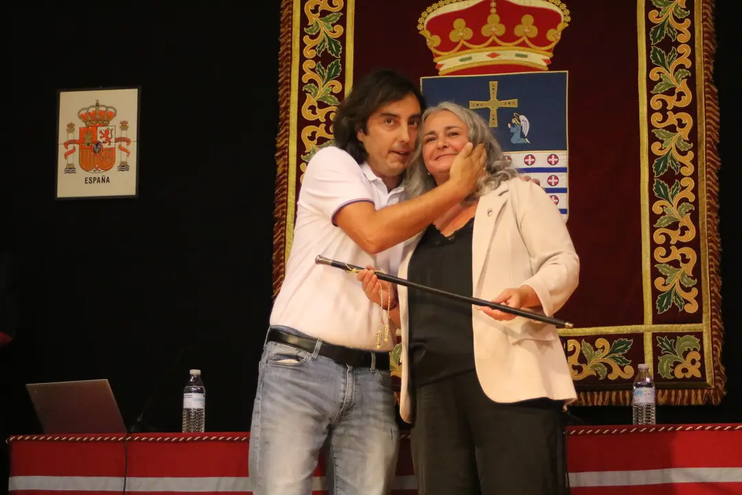 Gerardo Sanz felicita a Eva Mar&iacute;a P&eacute;rez tras entregarle el bast&oacute;n de mando del Ayuntamiento de Llanera