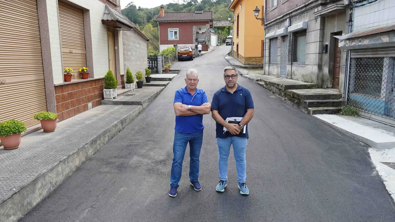 Los concejales en una de las zonas donde se ha renovado los colectores