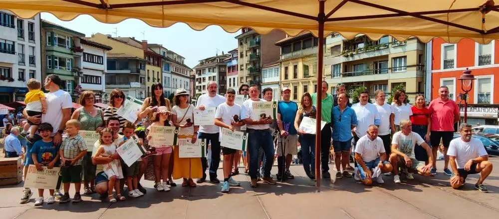 Alcaldes, concejales, jurado, organizadores y los 12 llagareros seleccionados.
