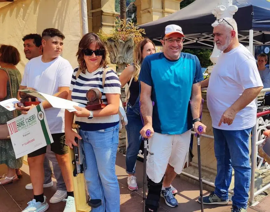 Los ganadores llegando al escenario con evidente cara de felicidad.