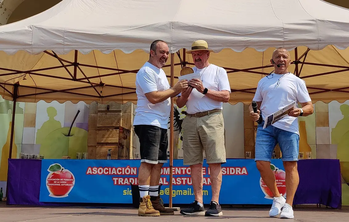 Jonathan, el escanciador m&aacute;s dicharachero, con Tano y Javi.