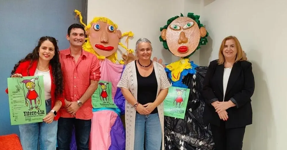 Teresa Denisse y Maikel Vald&eacute;s de &ldquo;Teatro Los Pintores&rdquo;, Eva M.&ordf; P&eacute;rez, alcaldesa de Llanera y Montse Alonso, concejala de Cultura.