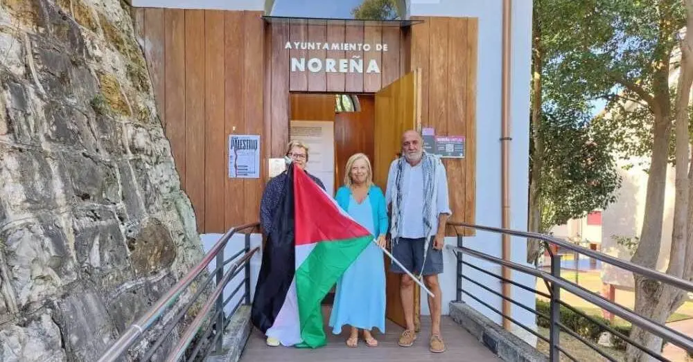 Pilar Cuesta, concejala de Cultura, Amparo Antu&ntilde;a, alcaldesa y el representante de Asturies por Palestina.